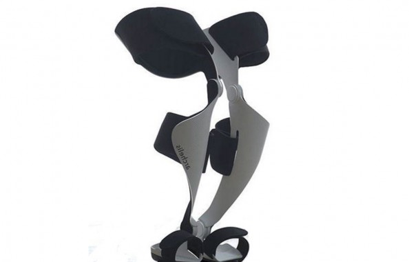 Archelis-wearable-chair-by-Japan