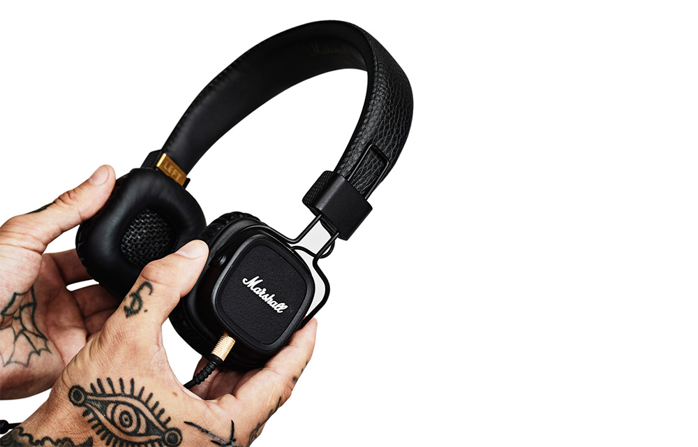 marshall-major-ii-bluetooth-on-hands