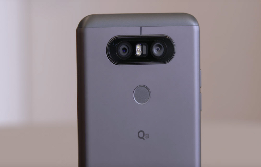 LG Q8 Camera