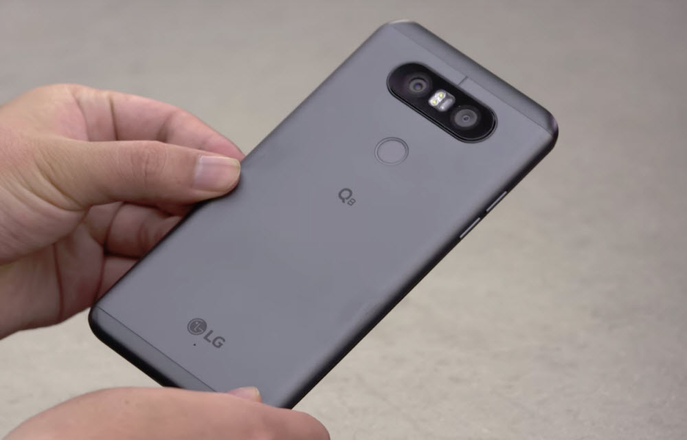 LG Q8 Design