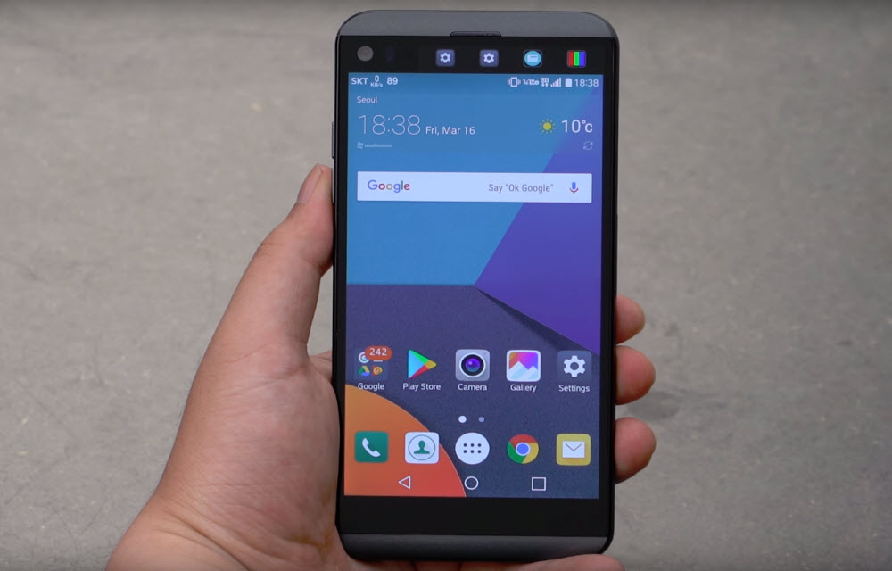LG Q8 Display