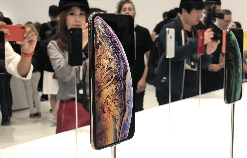 New Apple iPhone X series is directly available at Apple stores