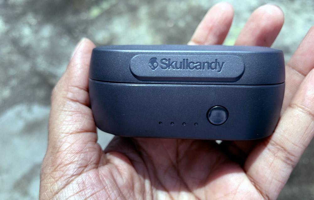 Skullcandy Sesh Charging Box front look