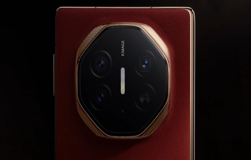 Huawei Mate XT tri‑section concept