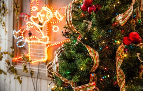 Decorate Your Windows With Christmas Lights